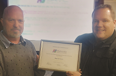Juaandr&#233; Heyneke (right) thanks Martin Kotze from SICK Automation for the presentation.